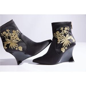 Natori Neko Satin Embroidery Wedge Ankle Boot Size 8.5